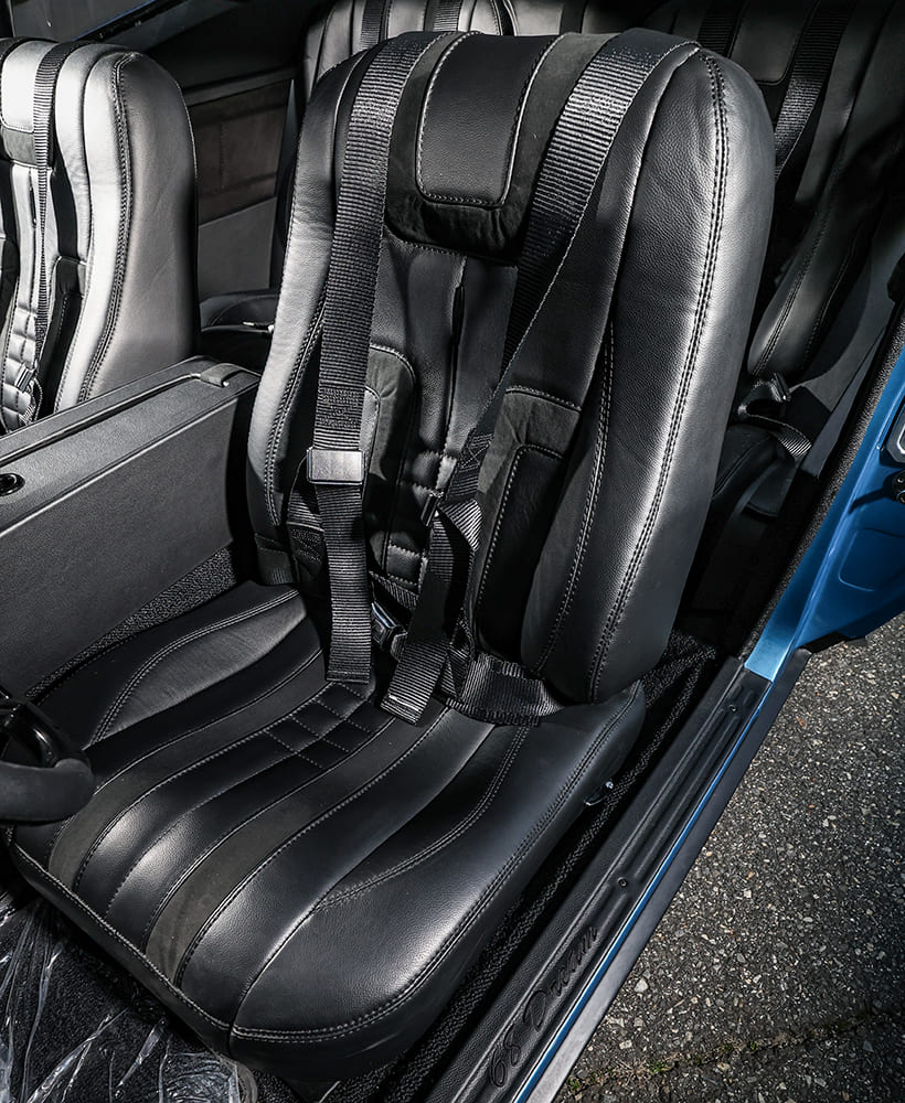 014 1968 Camaro racing bucket seat with integrated harnesses