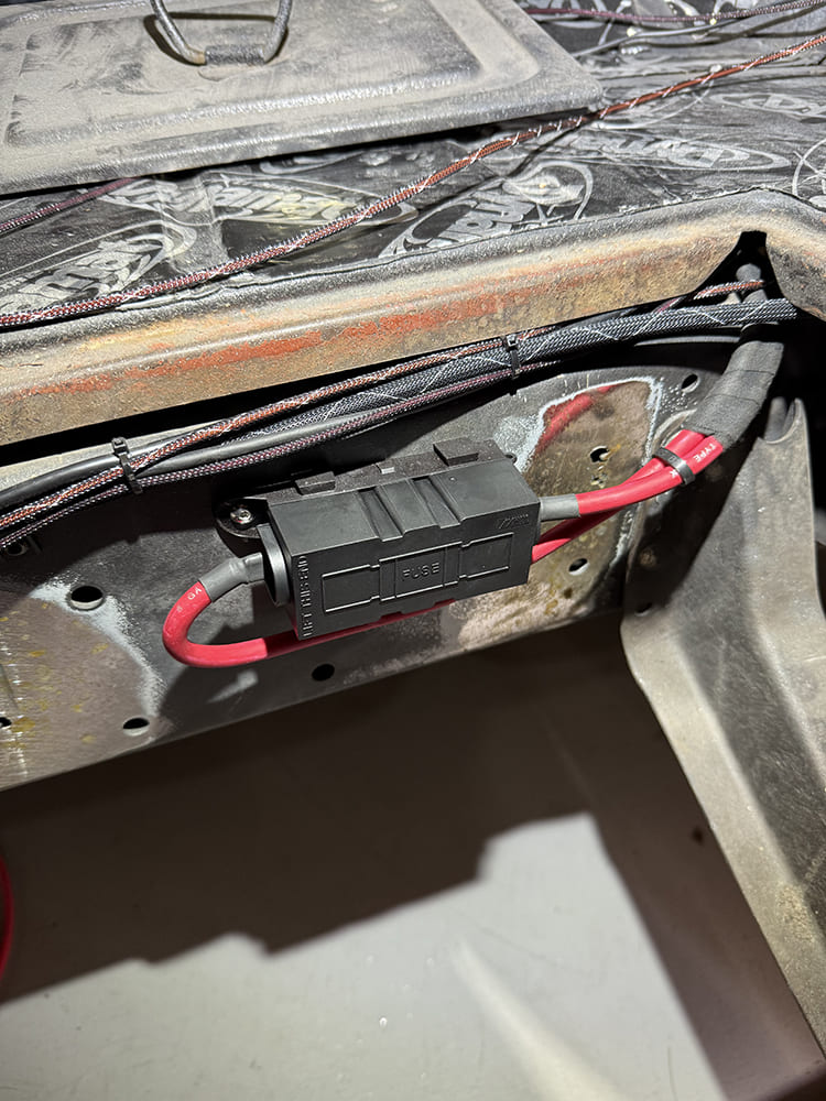 18 Protective cover snapped onto MEGA fuse housing for safe routing