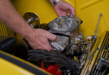 01 Edelbrock VRS 4150 carburetor being installed on a classic V8 with finned valve covers