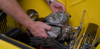 01 Edelbrock VRS 4150 carburetor being installed on a classic V8 with finned valve covers