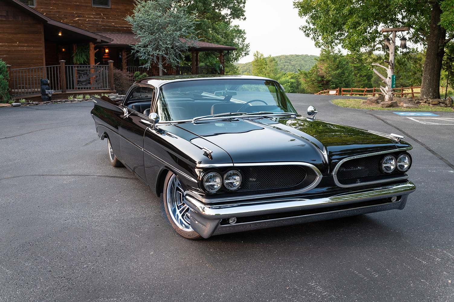 03 1959 Pontiac Catalina front end features mesh grille and quad headlights with lowered stance