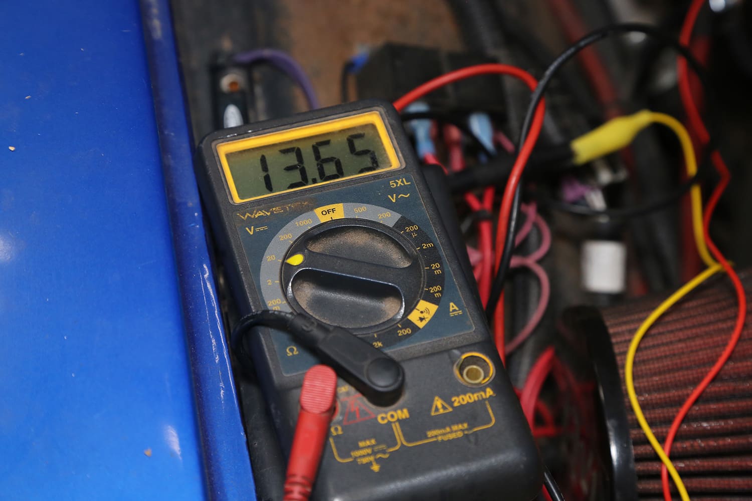 004 Wavetek 5XL multimeter reads 13 65V at battery terminal under load