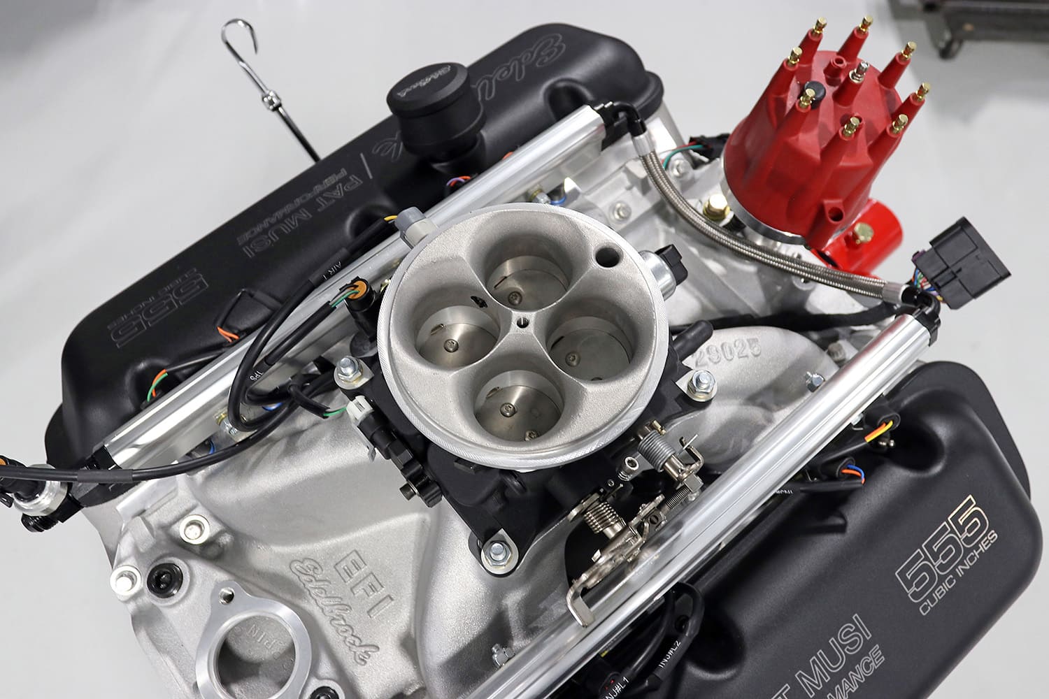 010 Close up of 4 barrel EFI throttle body on Edelbrock intake with 555 valve covers