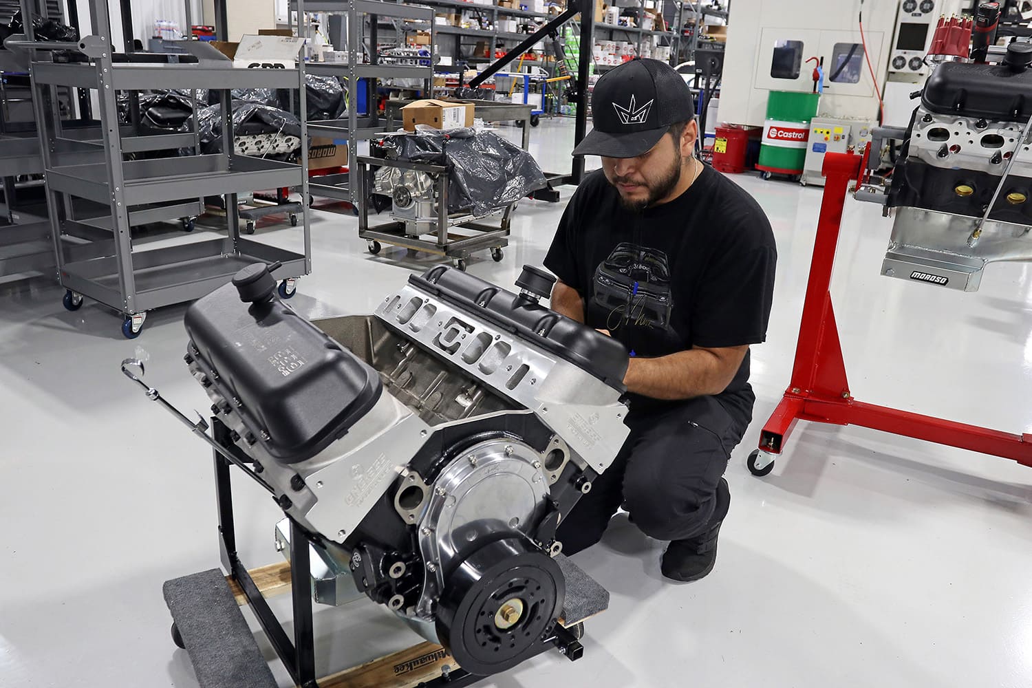 015 Assembling a Pat Musi 555 crate engine with CNC Edelbrock heads and forged internals