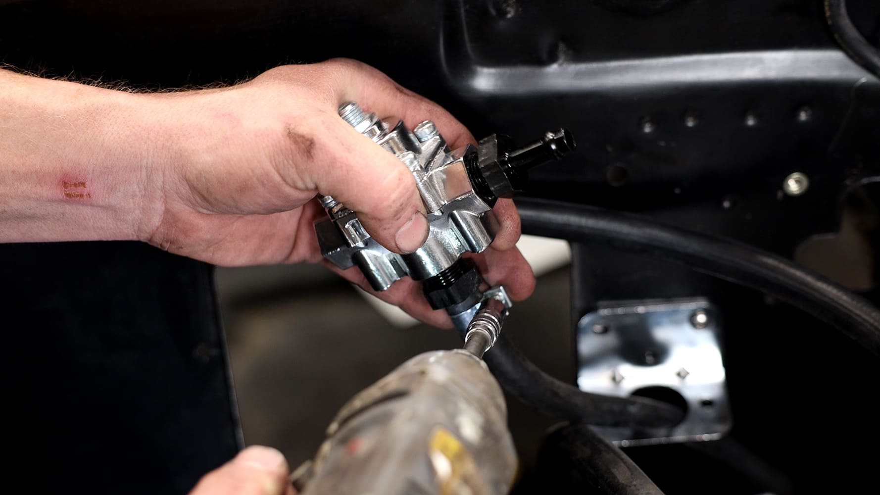 005 Mounting EFI fuel pressure regulator to inner fender for Holley Sniper system