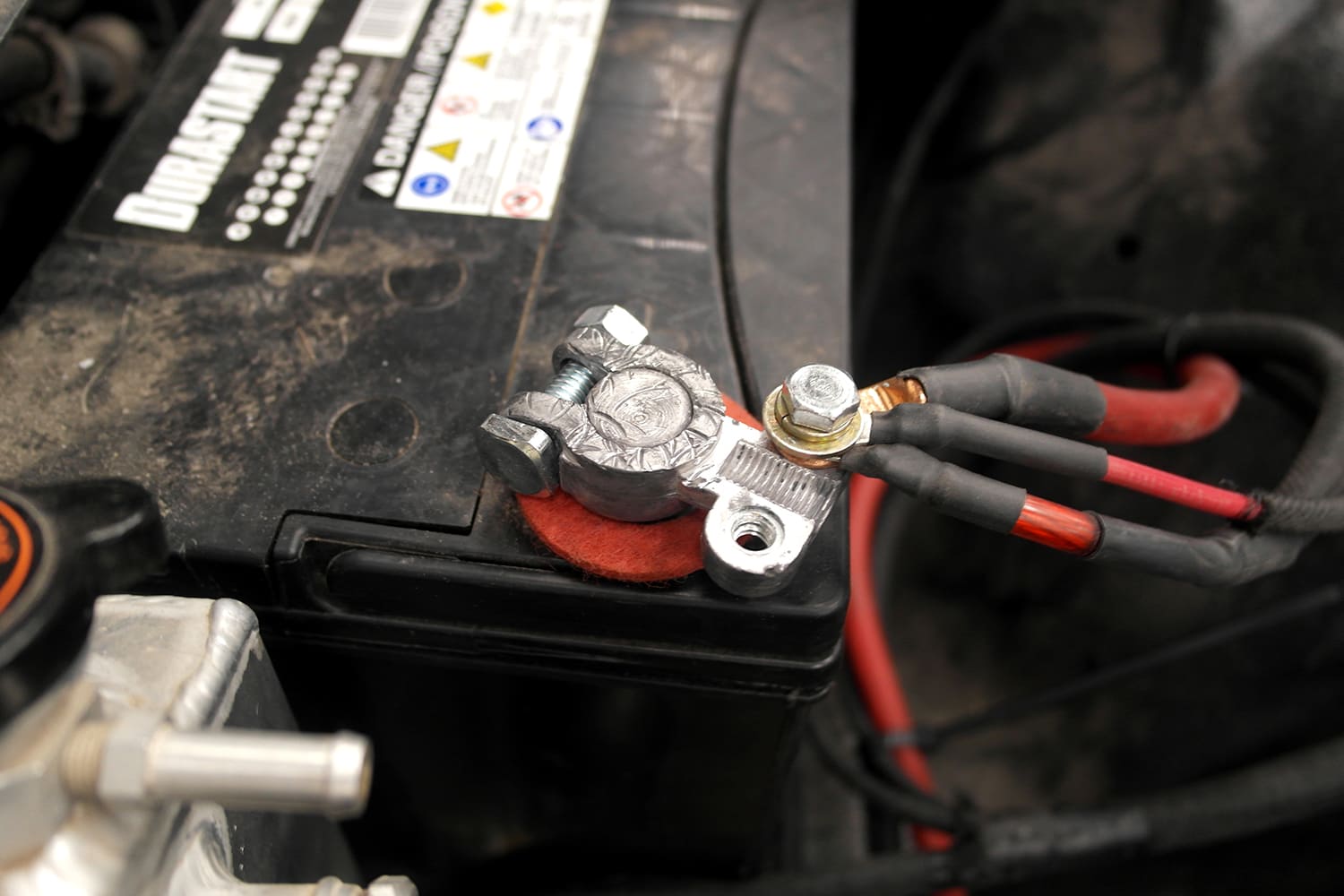 014 Power and ground connections secured to battery terminal with heat shrink protection