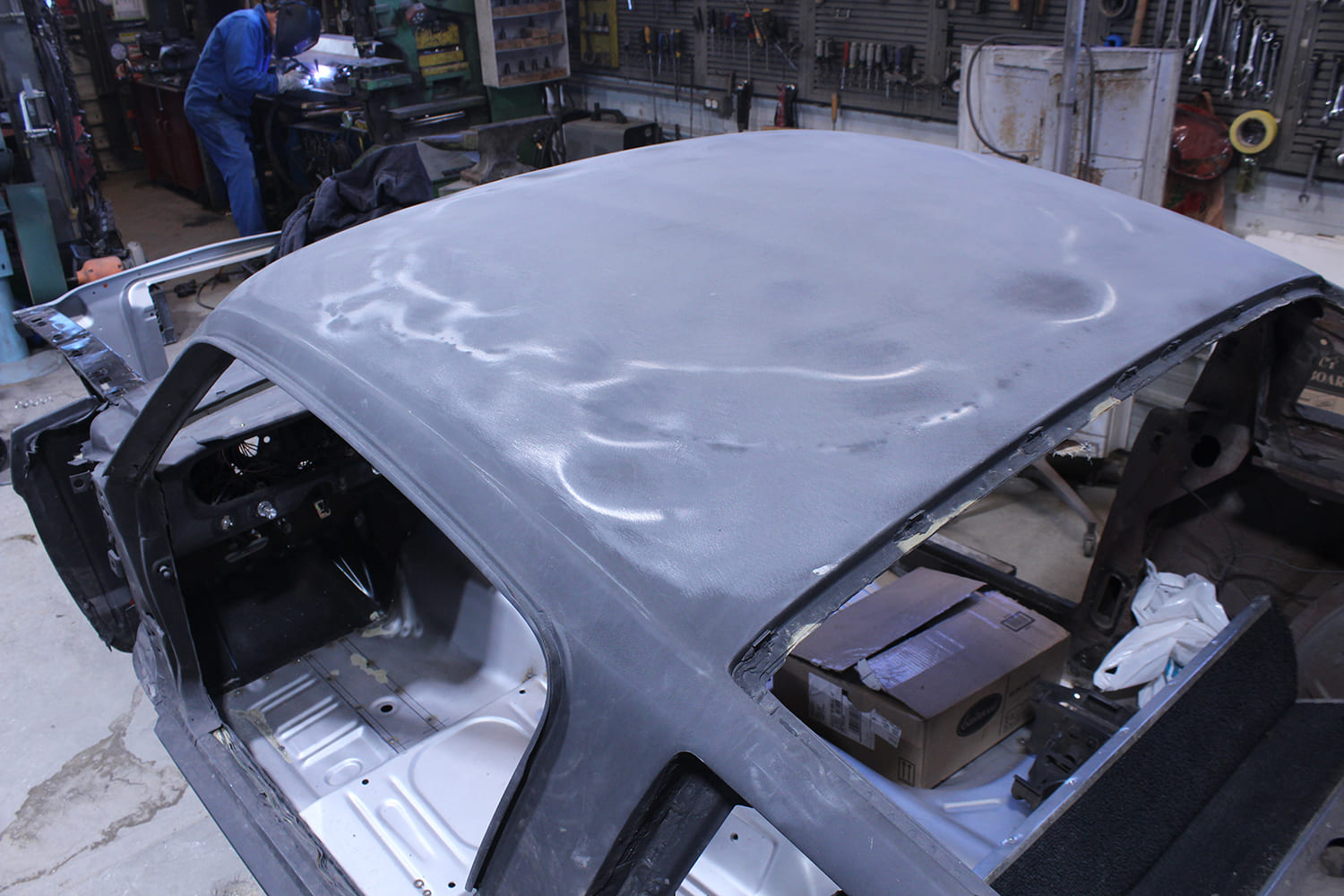 02 Damaged roof panel on the '65 Fastback shows dents and warping before removal