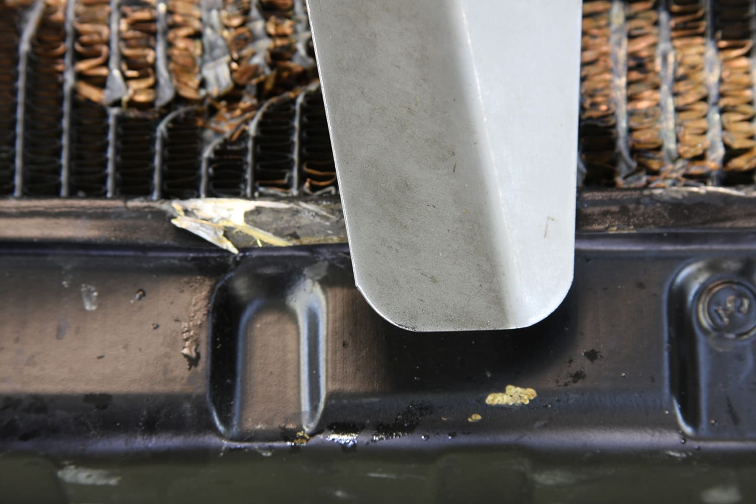 025 Mechanical fan blade radiator contact damage – fan too close impacting core