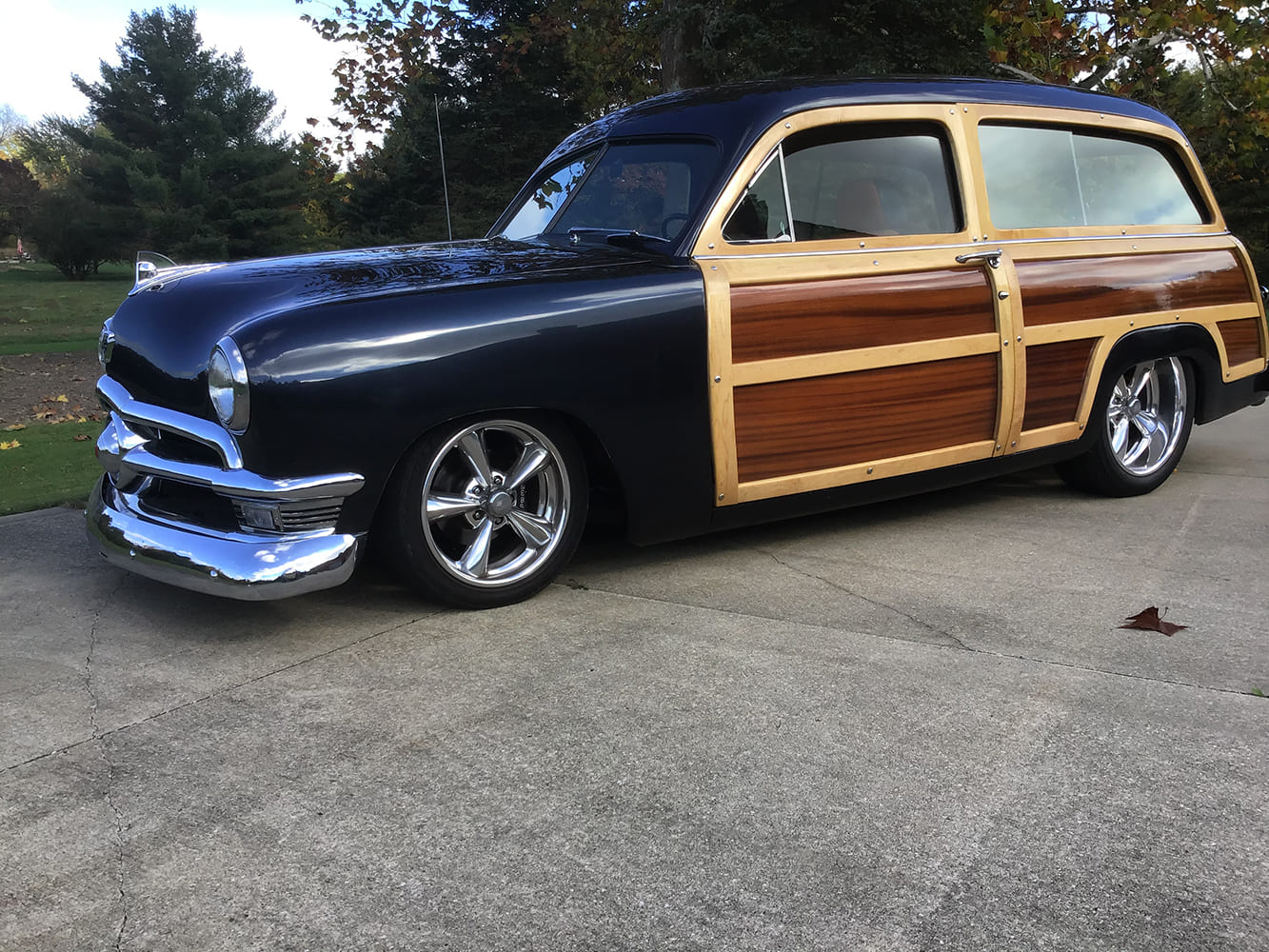 03 dennis novy 1950 ford woodie sideview