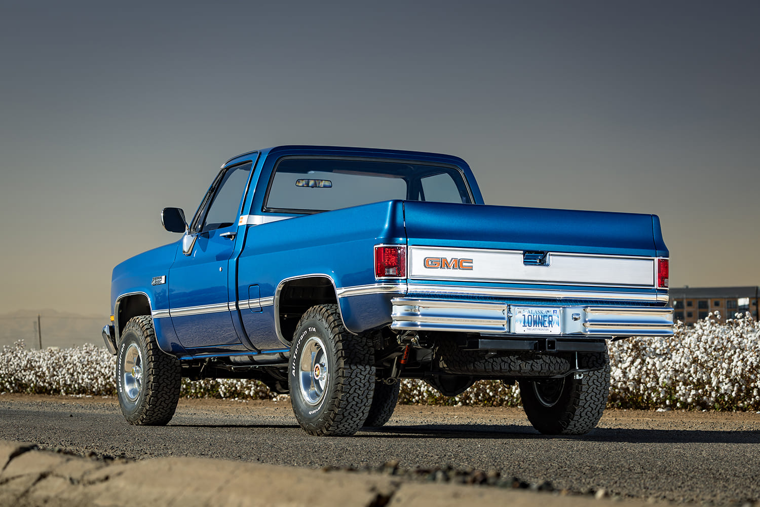 05 1981 gmc k15 rear three quarter view chrome tailgate trim gmc logo alaska plate