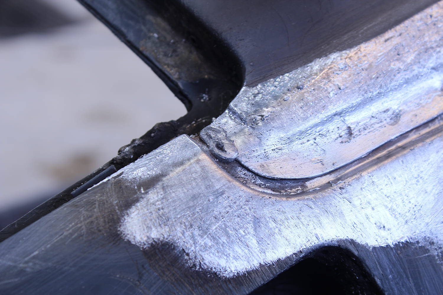 07 Detail view of weld bead and joint transition along the A pillar seam