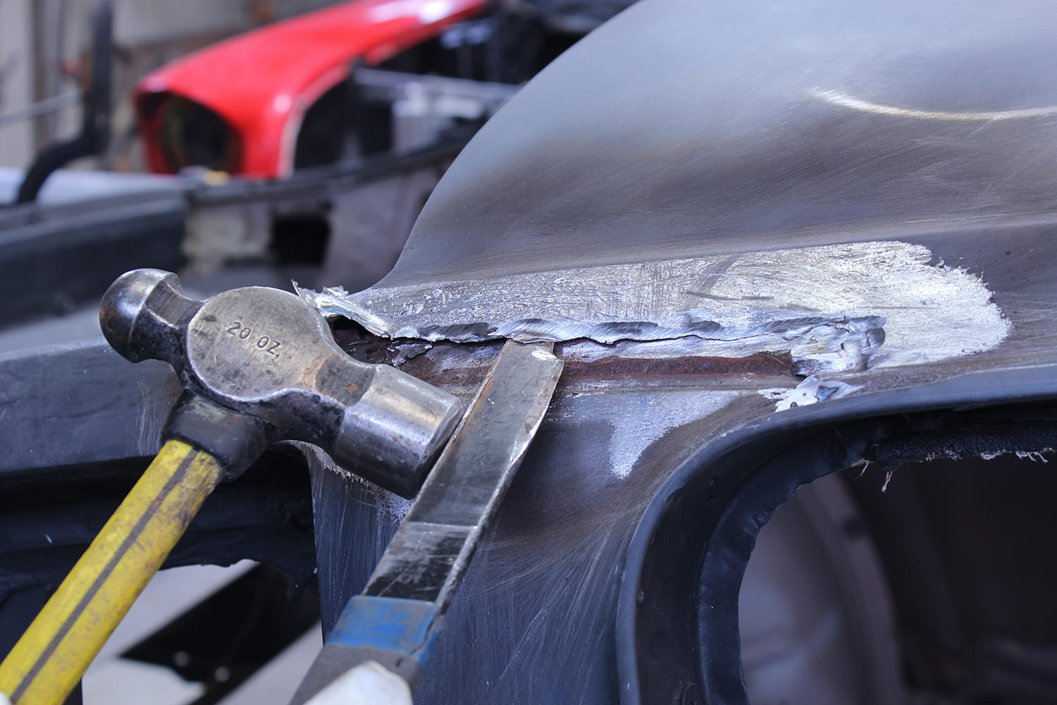 08 Seam is chiseled to separate the spot welded joint between roof and pillar