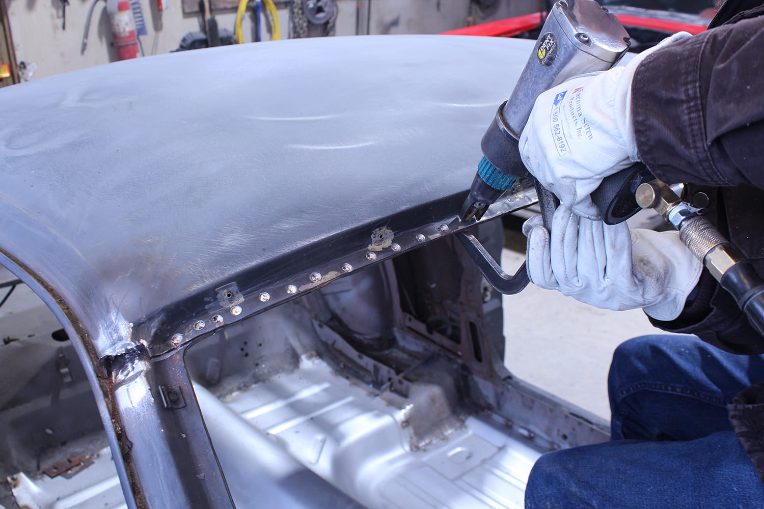 09 Spot weld cutter tool removes roof flange welds along windshield frame