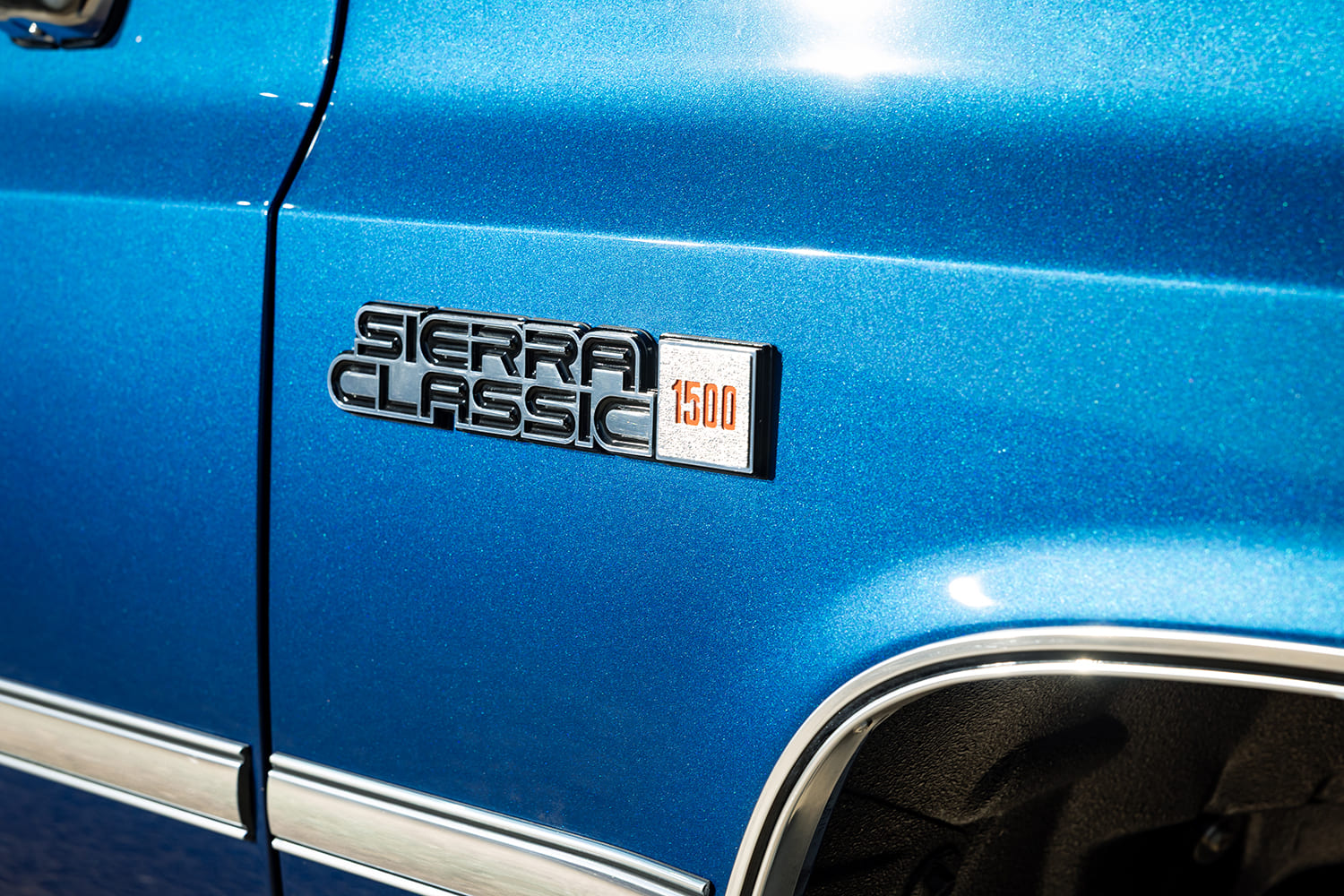 10 1981 gmc k15 sierra classic 1500 emblem closeup metallic blue paint chrome trim