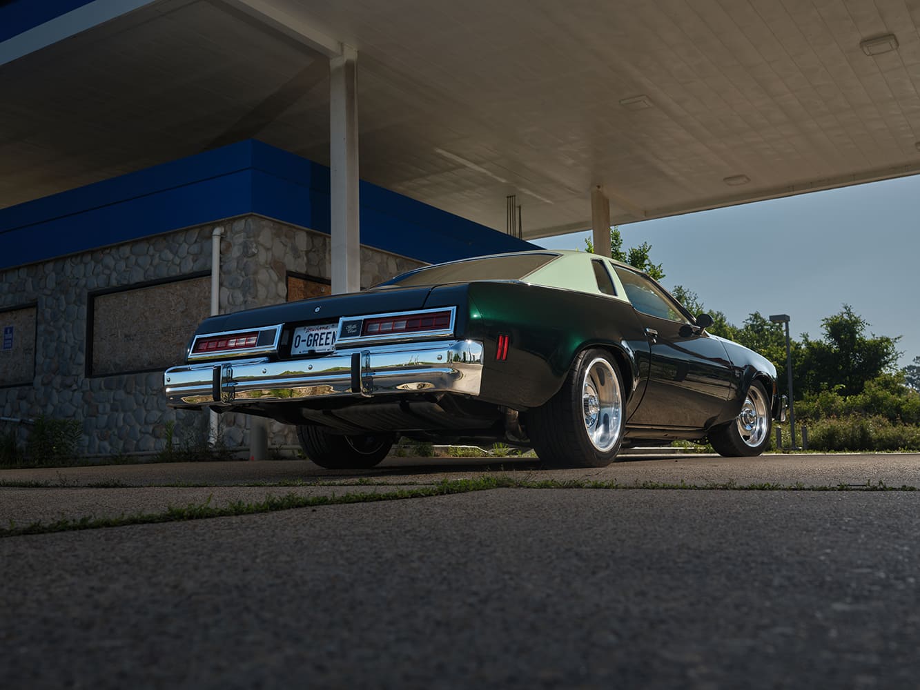 004 1977 Chevy Malibu rear quarter chrome bumper O GREEN plate