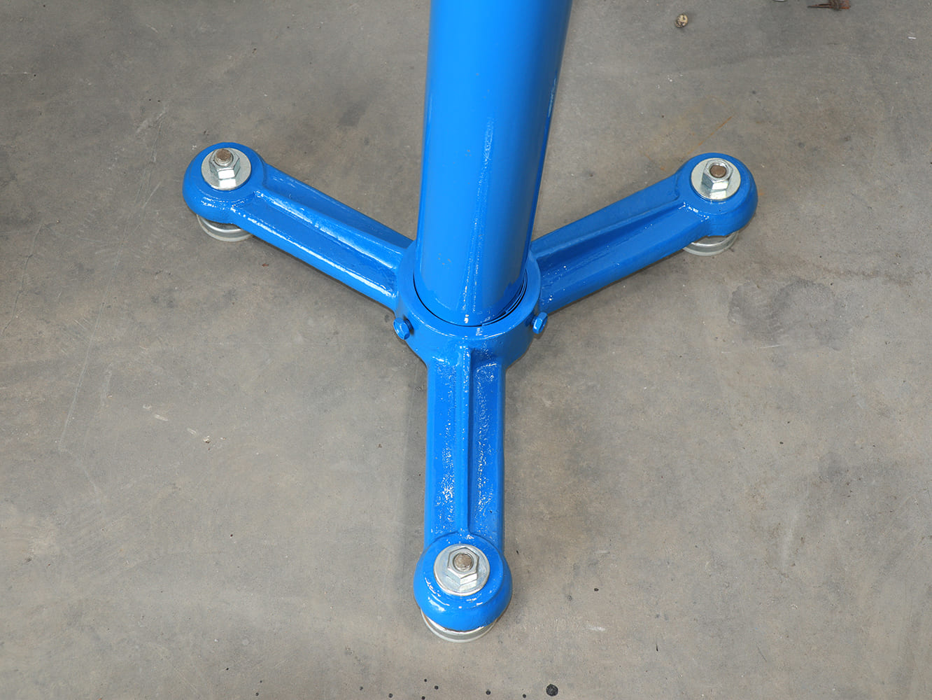 14 Finished base of blue painted stand after POR 15 top coat application