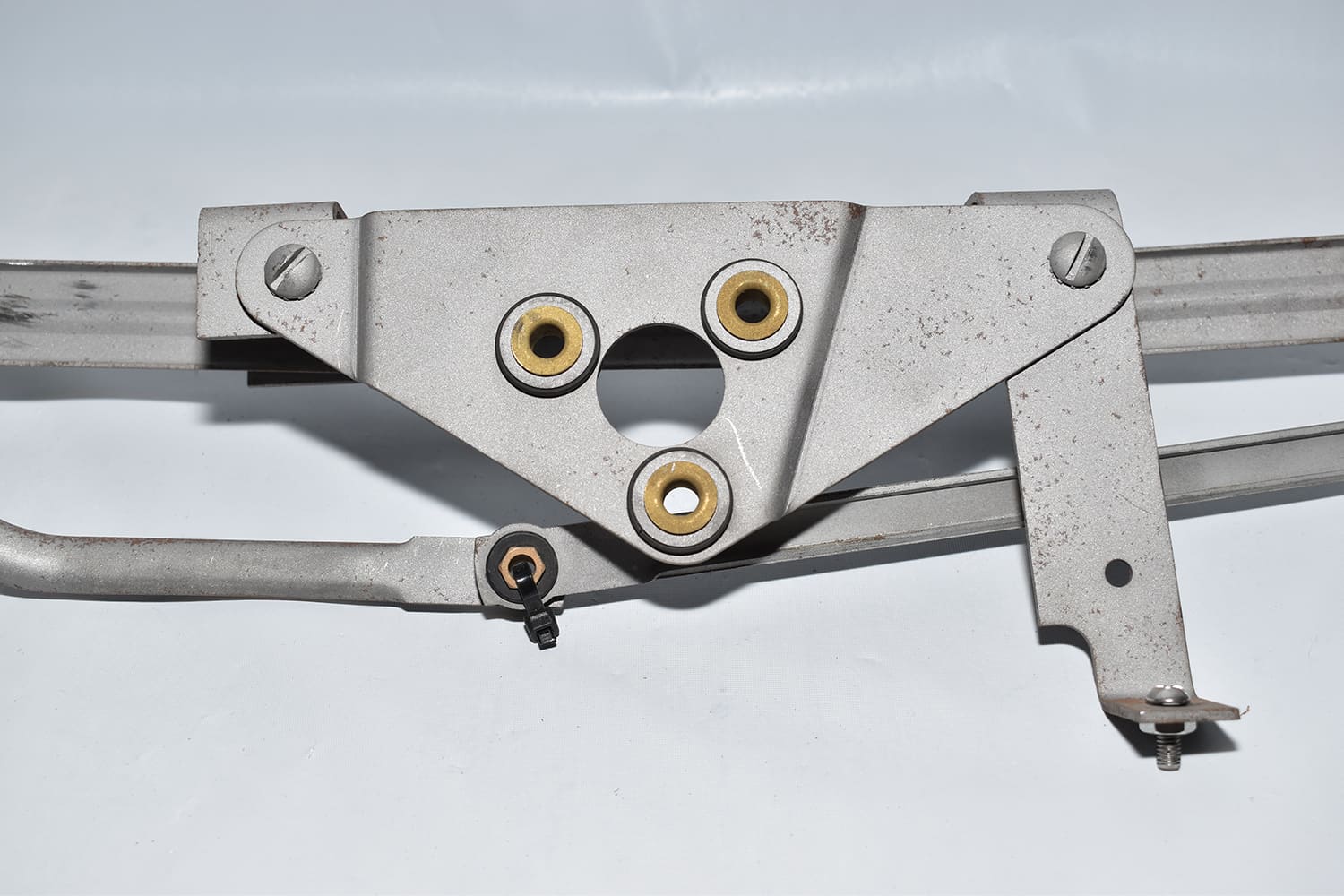 03 Closeup Newport wiper linkage bronze bushings