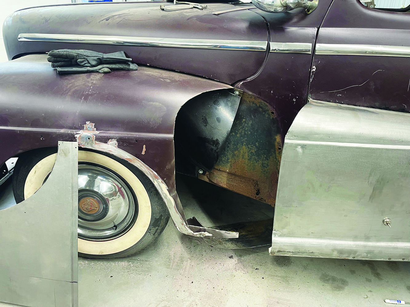 23 1947 Ford coupe front fender area exposed gloves on hood bare metal fadeaway fender panel