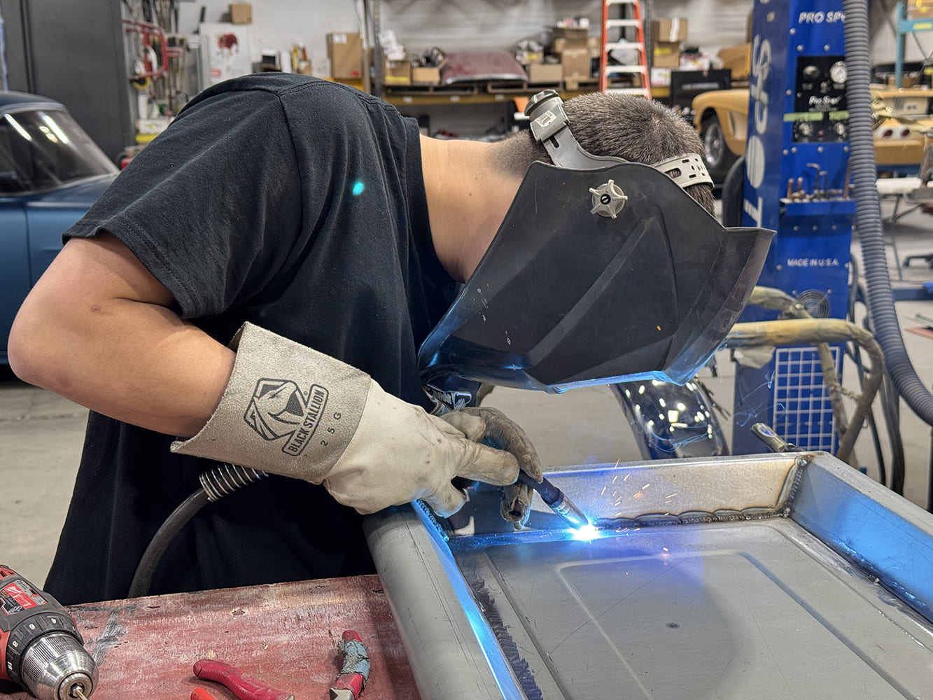 27 MIG welding inner seam BLACK STALLION 25G gloves red table PRO SPOT lift blueyellow cars