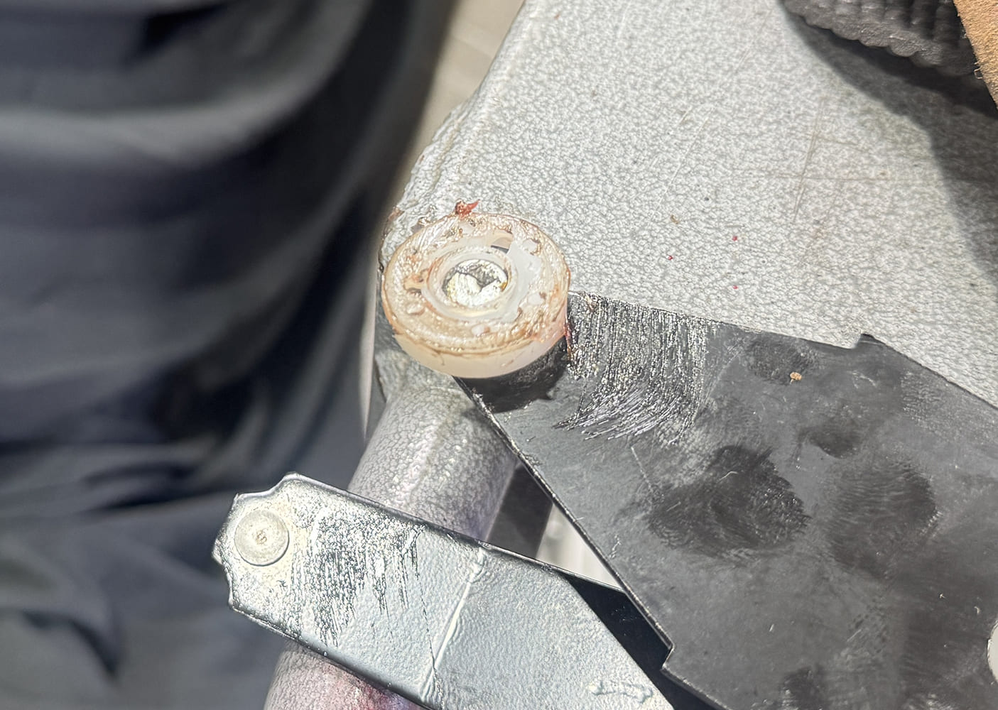 017 1971 camaro old plastic roller removed from regulator arm