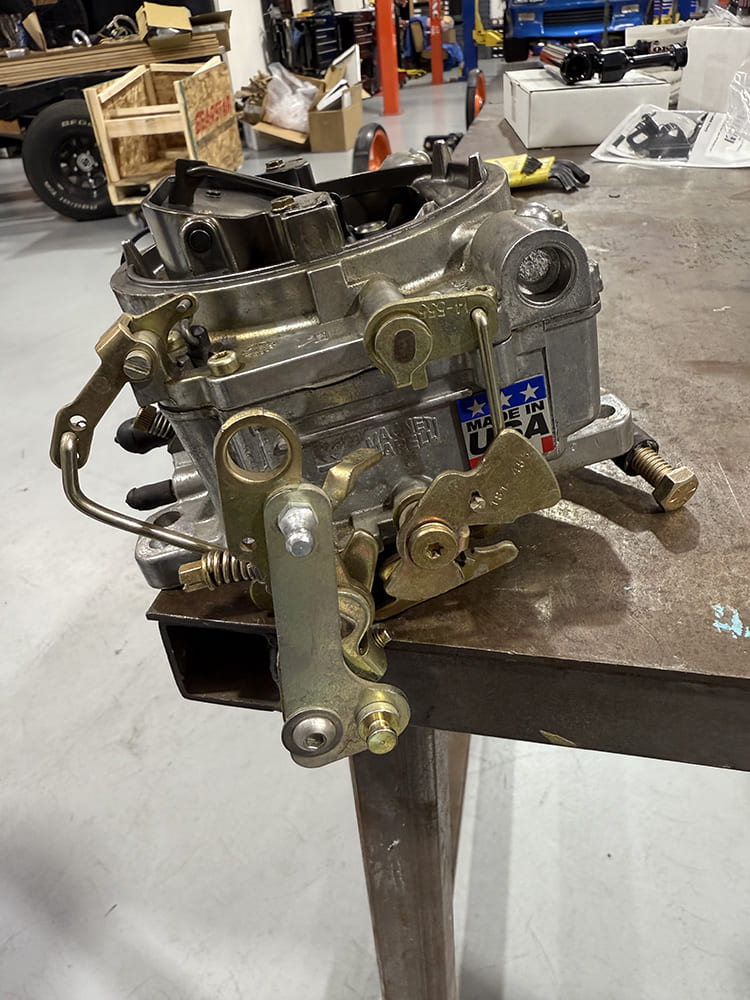 08 edelbrock vrs415 initial fitment technician placing carb on intake small block chevy