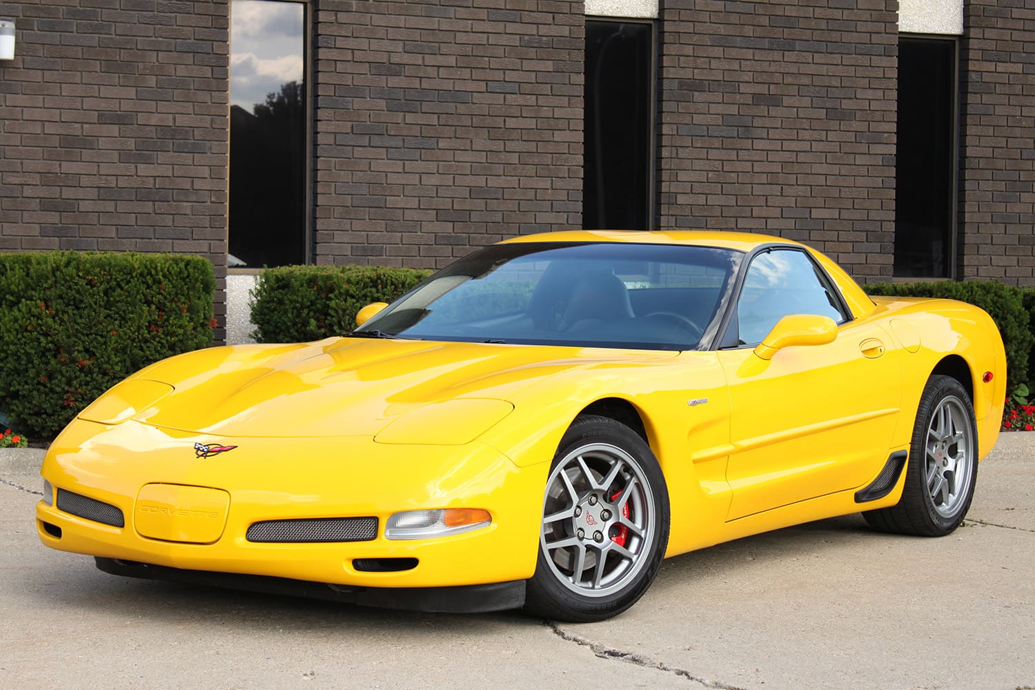 19 2004 corvette Z06 yellow front view c5 body style