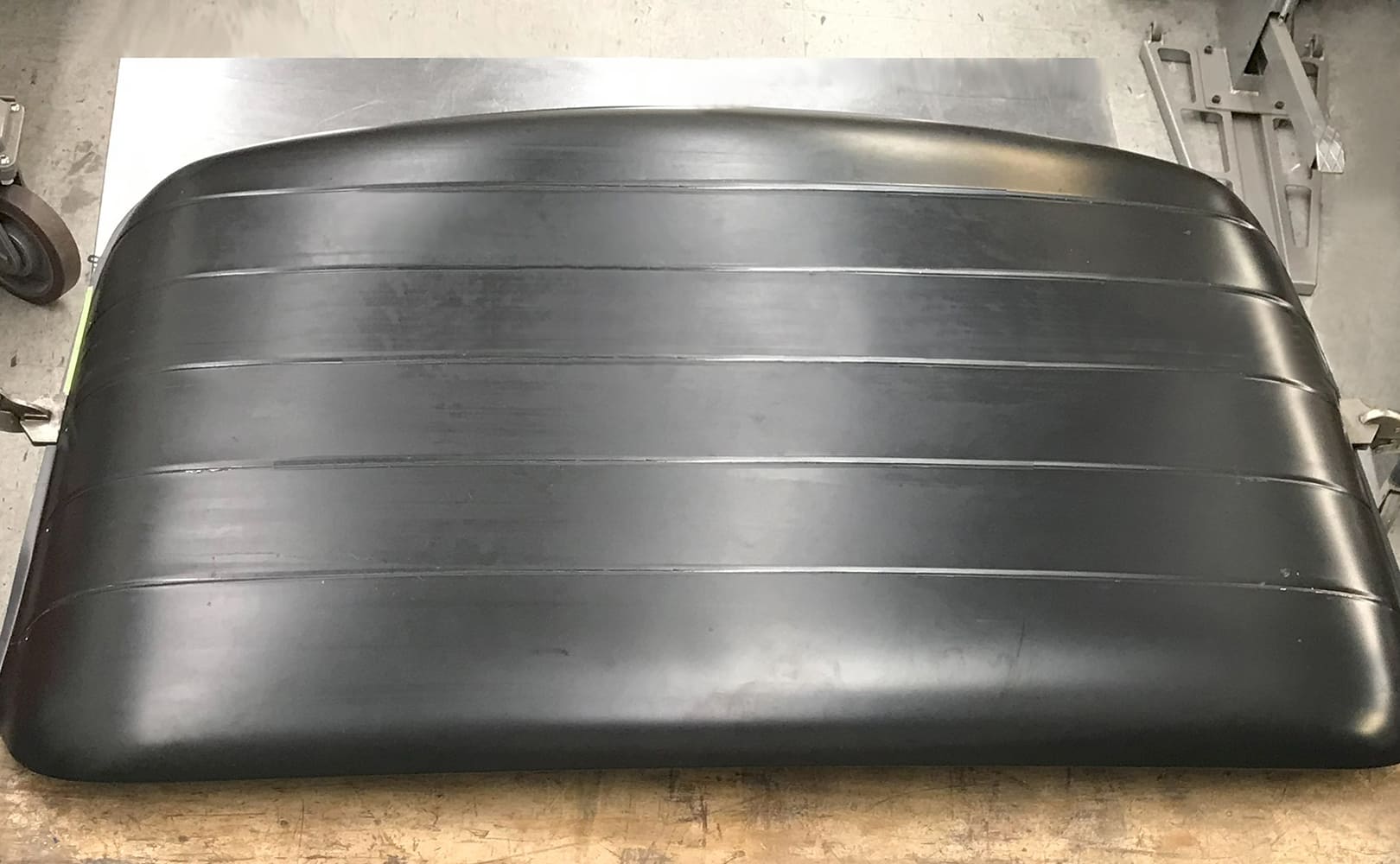 Final shaping roof panel bead roll pattern