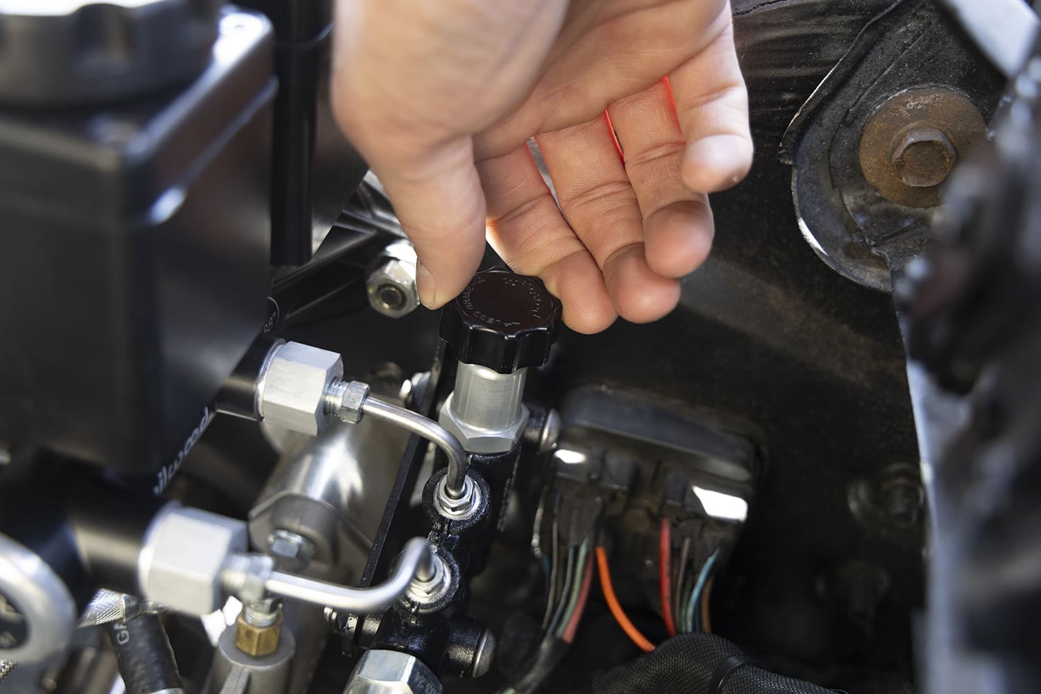 adjusting wilwood proportioning valve knob brake bias tuning close up