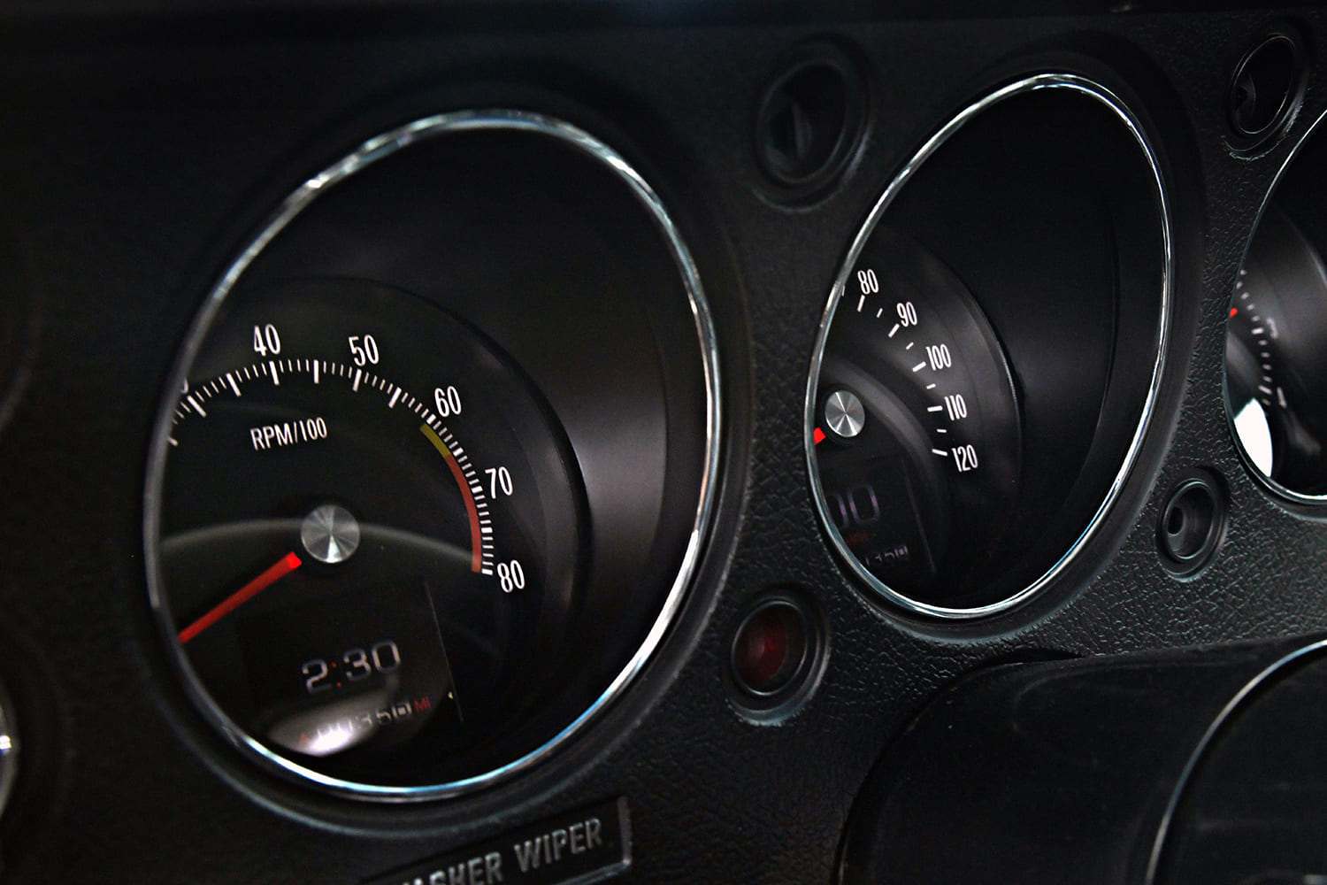 1970 Chevrolet Chevelle SS 396 custom gauge cluster tachometer speedometer close up dash detail