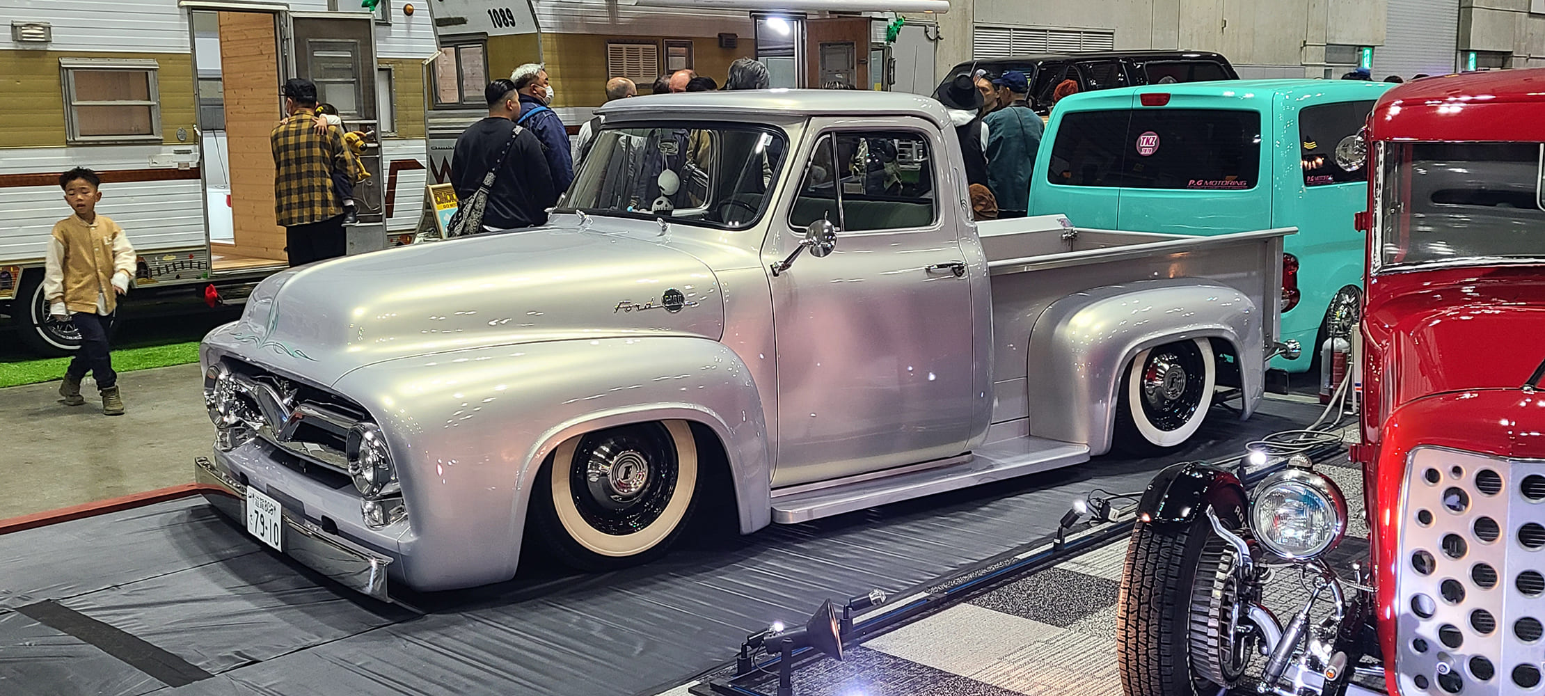 53 Ford F100 custom lowered silver classic pickup whitewall tires Japan car show