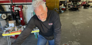 engine builder tightening arp fasteners on small block chevy engine