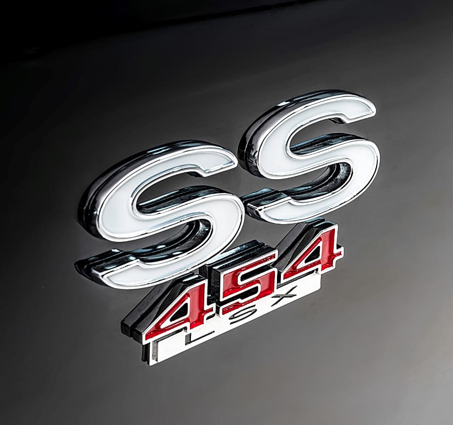 1970 chevelle ss 454 close up shot of the iconic SS and custom 454 LSX badging on a black fender